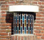 Zuil met glas in lood tegen de zijgevel.
<br/>
Gert-Jan Lobbes, juli 2019